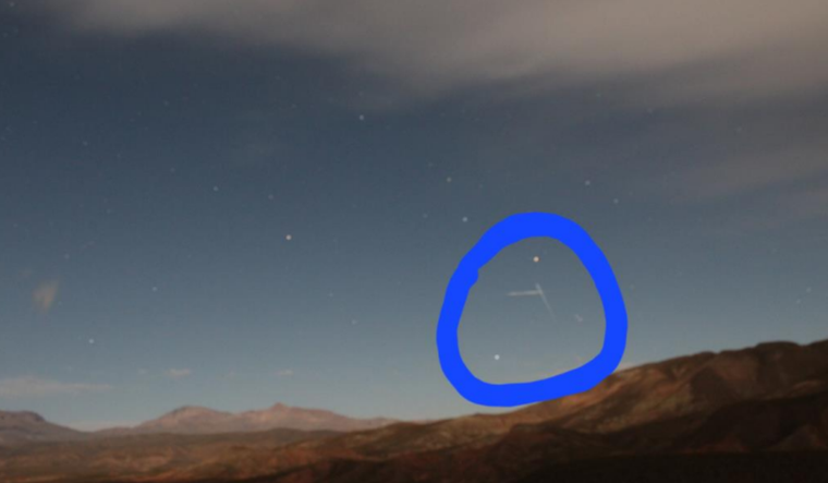 Hecho ocurrido en Jujuy. El testigo envió al Centro de Investigación Aeroespacial esta foto señalando que vio algunos puntos luminosos en movimiento y llegó a fotografiar, con larga exposición, sus trazas de desplazamiento. Hecho ocurrido en Jujuy. El testigo envió al Centro de Investigación Aeroespacial esta foto señalando que vio algunos puntos luminosos en movimiento y llegó a fotografiar, con larga exposición, sus trazas de desplazamiento.