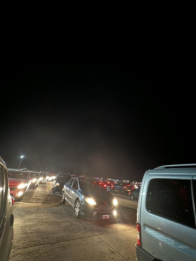 Largas filas para volver al país. Foto: X @VickyAbihaggle