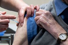 Con la nueva estrategia, Reino Unido prioriza ofrecer algo de protección al mayor número de personas posible.