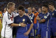 Rodrigo Palacio, atrás de Messi, colgó los botines.