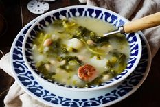 Admira este delicioso caldo gallego ¡para chuparse los dedos!