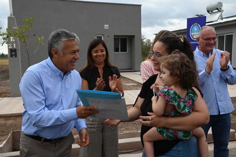 Alfredo Cornejo en la última entrega de viviendas antes del anuncio Foto: Prensa Gobierno Mendoza