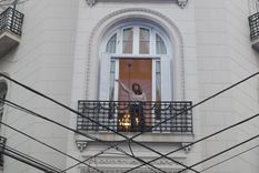 Cristina en su balcón, presa e inhabilitada, pone en crisis al resto del peronismo por miedo a la ruptura.&nbsp;