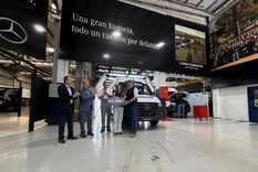 Los dueños de la Mercedes-Benz Sprinter número 50.000 adjudicada por Plan de Ahorro visitaron el Centro Industrial Juan Manul Fangio