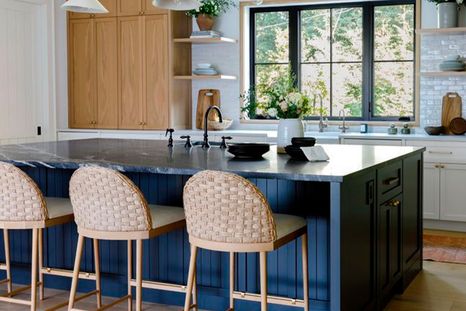 Cocina con una mezcla madera tejida con madera maciza. Foto: Becky Shea Design y fotos de Jake Shea