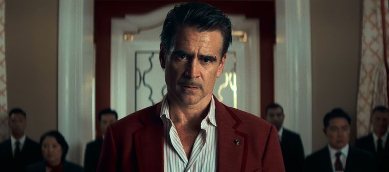 Colin Farrell devora este papel.