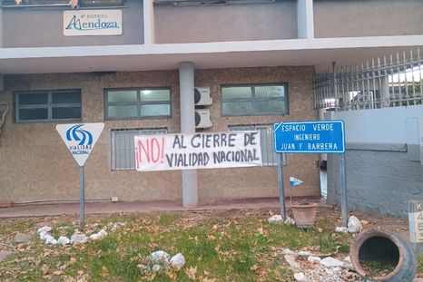 Trabajadores en alerta y con total incertidumbre tras el decreto publicado en el Boletín Oficial que disuelve Vialidad Nacional. Trabajadores en alerta y con total incertidumbre tras el decreto publicado en el Boletín Oficial que disuelve Vialidad Nacional.