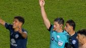El particular momento que vivió el defensor de Independiente Rivadavia cuando Nicolás Ramírez dio por finalizado el partido. El particular momento que vivió el defensor de Independiente Rivadavia cuando Nicolás Ramírez dio por finalizado el partido.