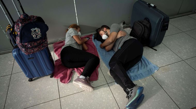 La medida fue anunciada hoy, pero antes del mediodía ya no se podía tramitar el permiso y muchas personas varadas deberán seguir esperando