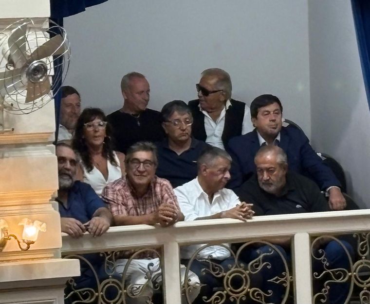 Roberto Baradel apareció después del paro docente en el inicio del ciclo lectivo. Está detrás de la columna a la izquierda de la foto. Roberto Baradel apareció después del paro docente en el inicio del ciclo lectivo. Está detrás de la columna a la izquierda de la foto.