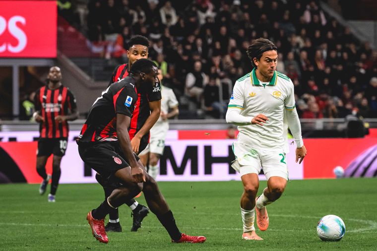 Dybala se retiró con gestos de dolor tras fallar un penal.