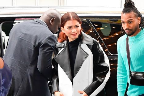 Zendaya nos da múltiples ideas para que llevemos el pantalón negro a la oficina. Foto: PopSugar