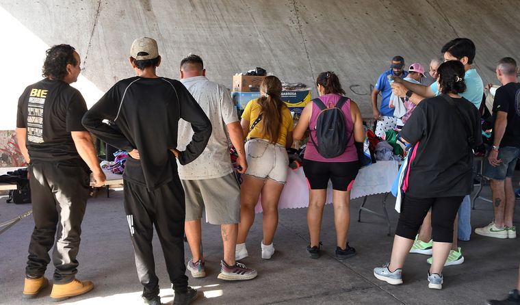 Debajo del puente de la Ruta 40, un joven mendocino vende ropa deportiva importada y genera movimiento todos los días.