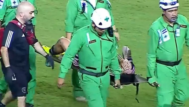 Farías se retiró en camilla del campo y muy dolorido. Foto: Captura Video