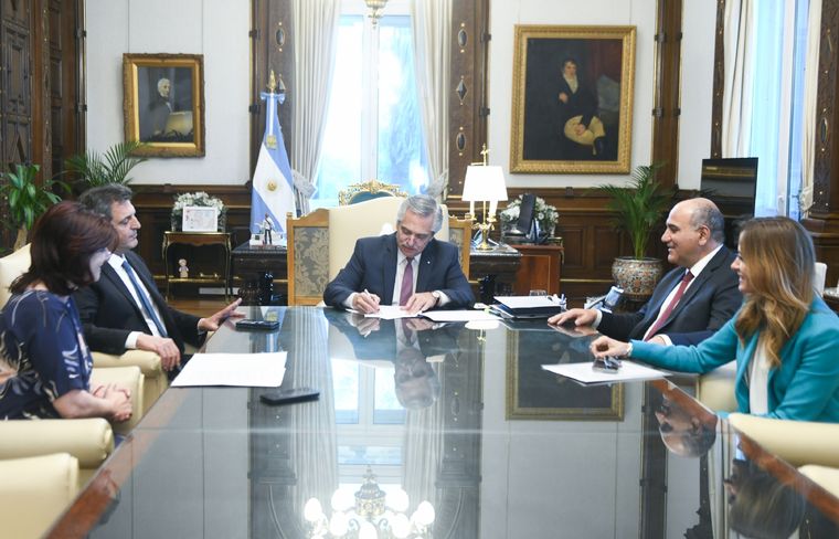 Raquel Olmos, Sergio Massa, Alberto Fernández, Juan Manzur y Victoria Tolosa Paz Foto: Télam