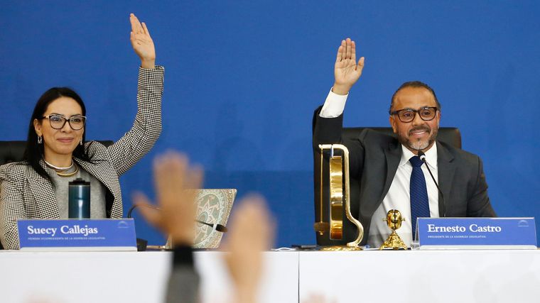 La diputada Suecy Callejas y el presidente de la Asamblea Legislativa, Ernesto Castro, ambos del partido oficialista Nuevas Ideas, en la sesión plenaria en la que se aprobó la Ley de Agentes Extranjeros el 20 de mayo.