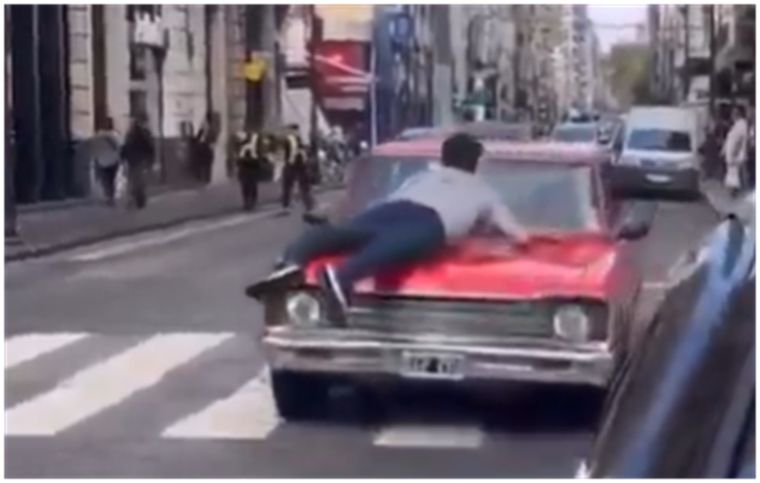 El hecho ocurrió en Corrientes frente a la peatonal Córdoba. Foto: Captura de video
