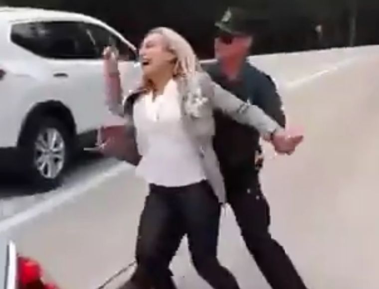 Un efectivo lucha con la mujer que quiere ir a misa a toda costa