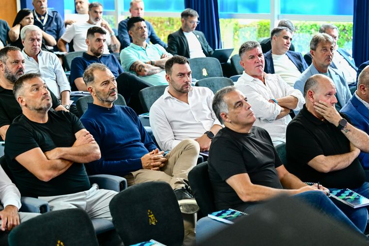 Los presidentes de los clubes del fútbol argentino mantuvieron su postura y ratificaron el cese de actividades. Los presidentes de los clubes del fútbol argentino mantuvieron su postura y ratificaron el cese de actividades.