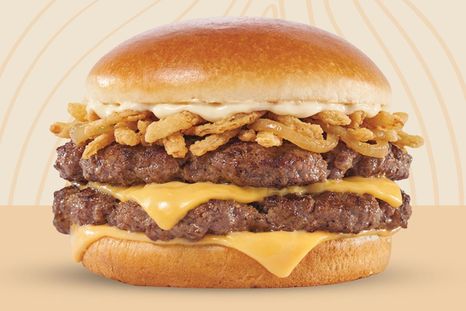 La Crispy Onion Cheeseburger promete ser un éxito por su sabor. La Crispy Onion Cheeseburger promete ser un éxito por su sabor.