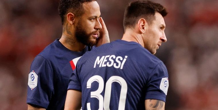 Messi, junto a Neymar, ingresó desde el banco en el triunfo de PSG.