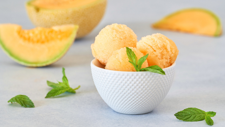 En Japón existe una receta tradicional de helado de melón servida dentro del mismo fruto. En Japón existe una receta tradicional de helado de melón servida dentro del mismo fruto.