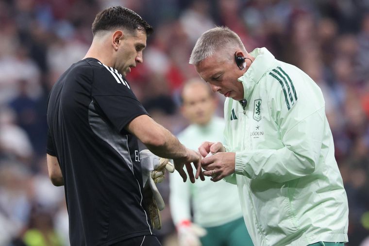 Dibu Martínez fue atendido por los médicos de Aston Villa durante la entrada en calor previo a la final en Estambul.&nbsp;