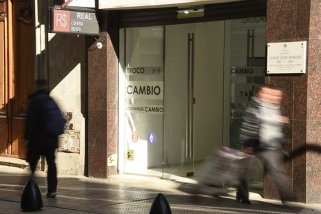 El dólar alcanza un nuevo máximo en más de un mes. El dólar alcanza un nuevo máximo en más de un mes.