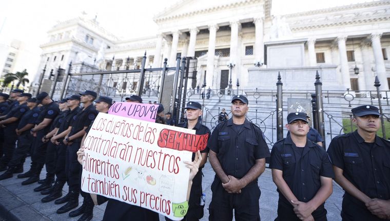 Protesta frente al Congreso en el paro general de enero, contra las propuestas del Gobierno para transformar la realidad de los trabajadores. Foto: Juan Mateo Aberastain Zubimendi