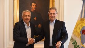 Alfredo Cornejo y el intendente de San Rafael, Omar Félix, firmaron tres convenios para obras en el departamento. Alfredo Cornejo y el intendente de San Rafael, Omar Félix, firmaron tres convenios para obras en el departamento.