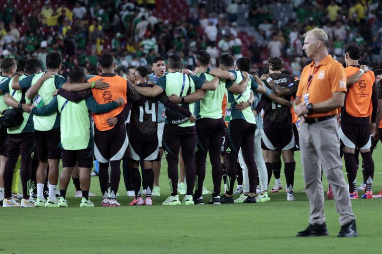 El DT mexicano seguiría en su cargo pese a la eliminación. Foto: EFE