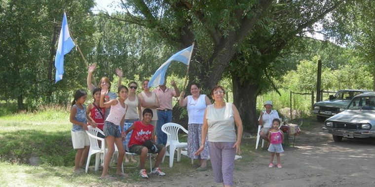 Algunas familias al costado de la ruta 40.