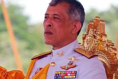 Maha Vajiralongkorn regenta a distancia y no es de los reyes más populares del mundo. Foto: El País - https://imagenes.elpais.com - https://imagenes.elpais.com/resizer/k45rYP2FCgiIx2v6MSJlRKKIfJY=/1960x1470/cloudfront-eu-central-1.images.arcpublishing.com/prisa/GQBXGKAG7FDQTAYWBTFYYDWK2Y.jpg