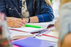 Argentina encabeza en la región la cantidad de estudiantes universitarios en relación con su población, pero al mismo tiempo muestra una menor tasa de graduación que Chile y Brasil.&nbsp;