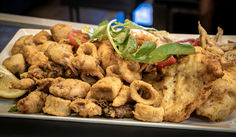 La receta de fritura malagueña se preparaba antiguamente en los muelles, usando el pescado recién capturado para obtener el máximo sabor. La receta de fritura malagueña se preparaba antiguamente en los muelles, usando el pescado recién capturado para obtener el máximo sabor.