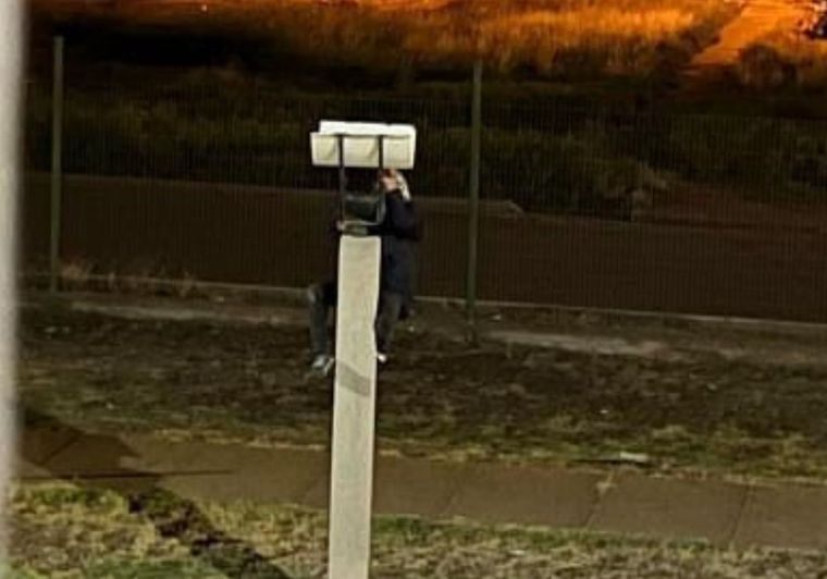 Un delincuente robó iluminaria de las inmediaciones del barrio Procrear de Maipú Foto: Gentileza