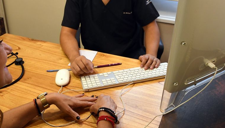 El decreto elimina la restricción que obligaba a las entidades de medicina prepaga a aplicar aumentos proporcionales a todos los afiliados por igual Foto: ALF PONCE MERCADO / MDZ