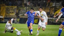 Rodrigo Fernández (11), mediocampista de Godoy Cruz, deja en el camino a Marcelo Meli (8), de Deportivo Madryn. Rodrigo Fernández (11), mediocampista de Godoy Cruz, deja en el camino a Marcelo Meli (8), de Deportivo Madryn.