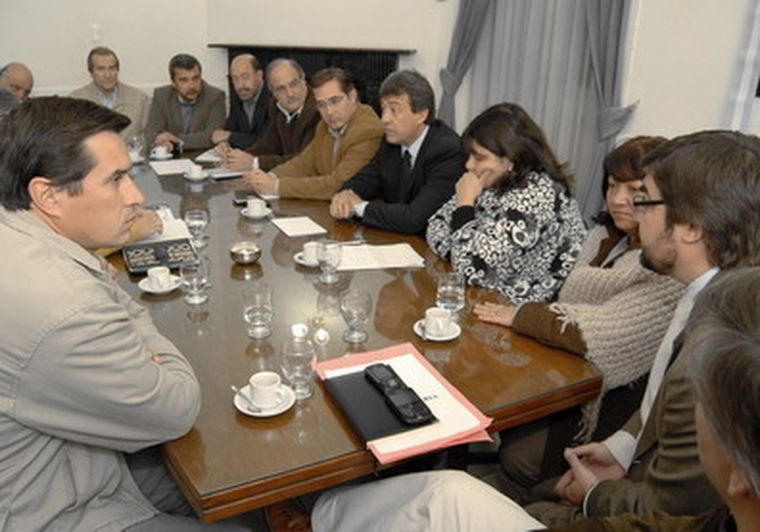 Imagen de la reunión entre el SUTE y los legisladores. Foto: Gentileza