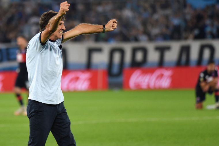 Costas festeja el triunfazo por penales ante Tigre. Ahora, la Acadé visitará a Boca en semis.