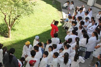 MDZol | Los niños fueron guiados por Enriqueta Zabala Foto: Maggie Ojcius/ Mediamza.com