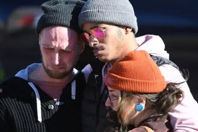 MDZol | Hubo escenas de conmoción fuera de la discoteca el domingo, cuando los dolientes se reunieron para depositar flores para las víctimas. Foto: GETTY IMAGES