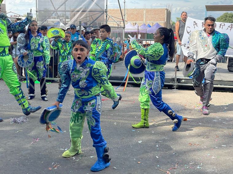 En el Carnaval de Ugarteche participaron de los corsos tanto grandes como niños y niñas. Foto: MDZ