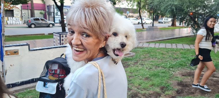 Lali con su perra Oyu. Lali con su perra Oyu.