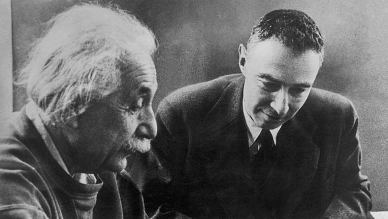 Albert Einstein y Robert Oppenheimer convivieron en el Instituto de Estudios Avanzados de Princeton Foto: GETTY IMAGES