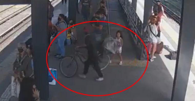 Las cámaras captaron al hombre junto con la menor