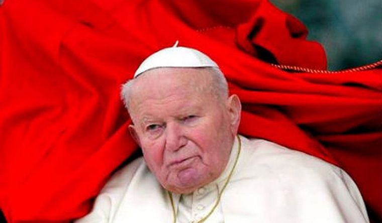 Foto del 24 de marzo de 2004 del papa Juan Pablo II, presidiendo una audiencia general de los miércoles en Ciudad del Vaticano. Foto: Efe.