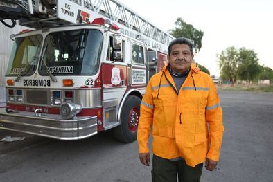 MDZol | Roberto Peña, uno de los tantos bomberos voluntarios que enfrentó al incendio en Las Heras. Foto: Maximiliano Ríos/MDZ