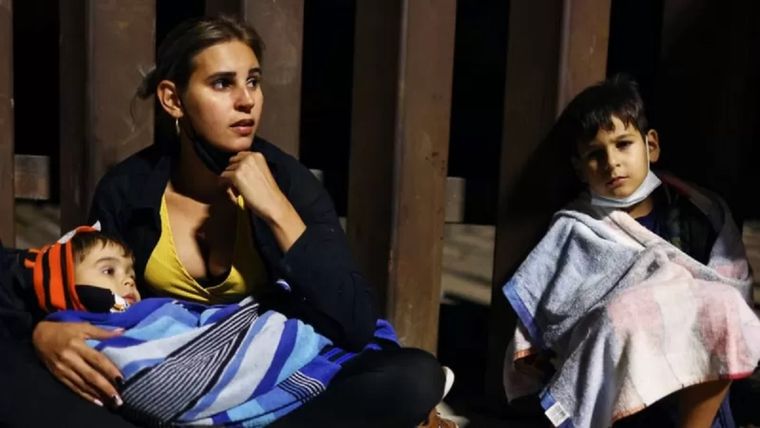 Una madre cubana y sus hijos en Arizona el pasado mes de febrero esperan a entregarse a las autoridades de EE.UU. tras cruzar clandestinamente la frontera desde México. Foto: Getty Images