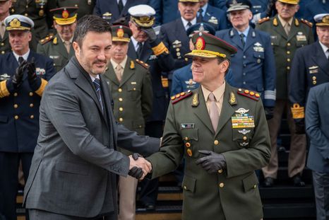 Luis Petri junto a Carlos Presti, su sucesor en el Ministerio de Defensa Luis Petri junto a Carlos Presti, su sucesor en el Ministerio de Defensa